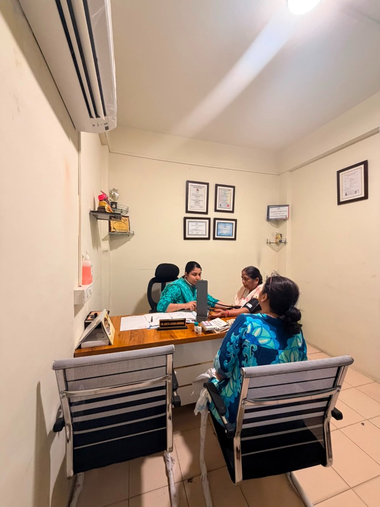Dr. Nikita Varun Agarwal consulting a patient in her modern office at Alleviate Clinic