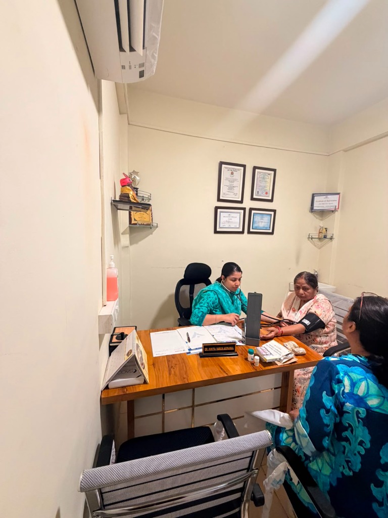 Dr. Nikita Varun Agarwal checking patient blood pressure at Alleviate Clinic